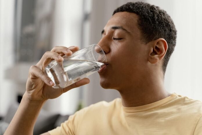 pessoa-saudavel-bebendo-agua-hidratacao Pessoa com aparência saudável bebendo água - importância da hidratação para o bem-estar